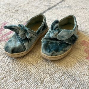 Toms Toddler Girl Blue Velvet Bow Shoes Size 7
